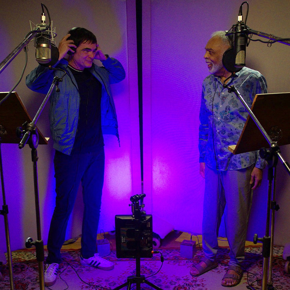 Samuel Rosa (à esquerda) e Gilberto Gil no estúdio na gravação do single que sai na sexta-feira, 13 de junho — Foto: Brunini / Divulgação