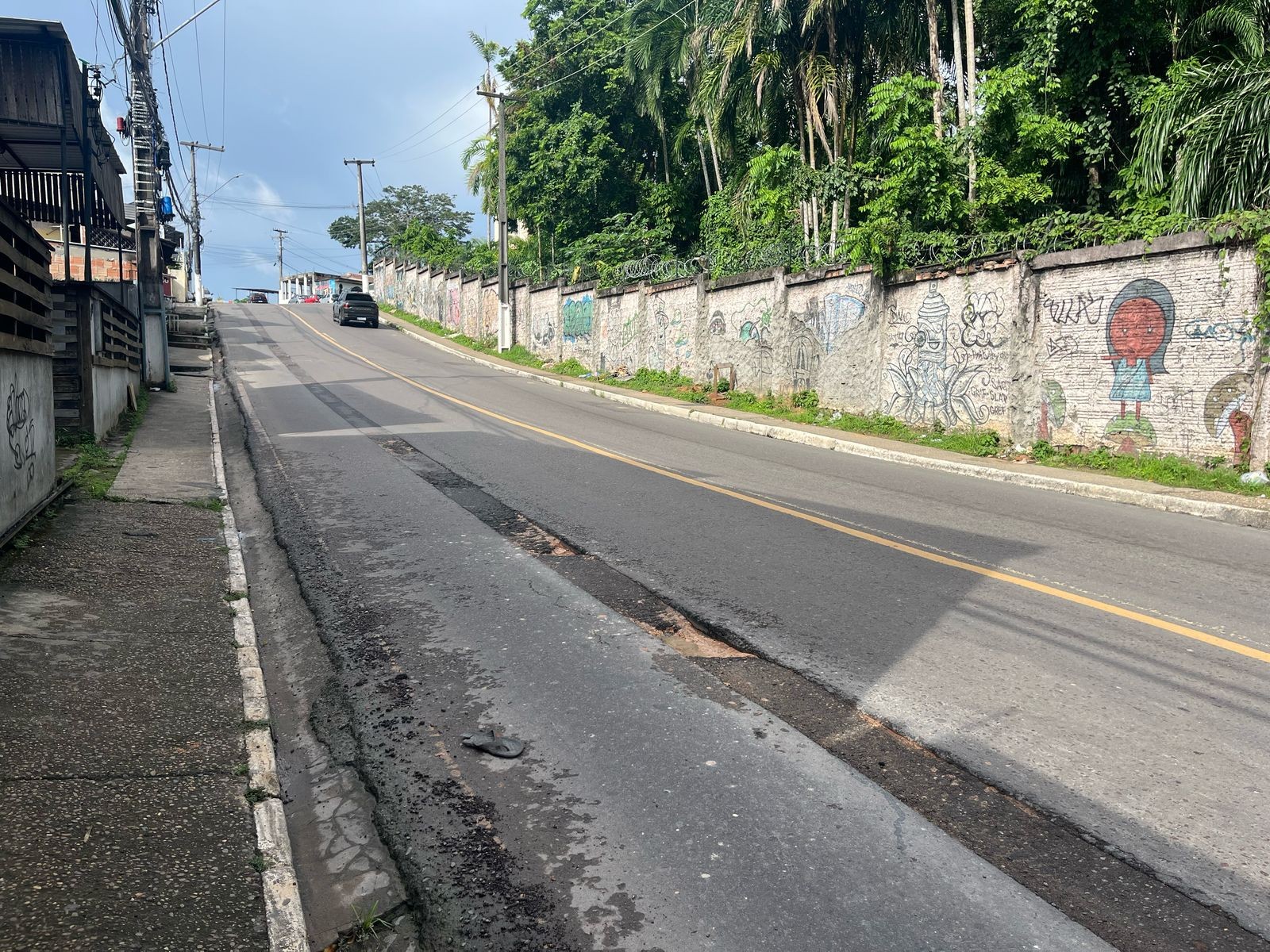 Águas de Manaus recebe multas de mais de R$ 1,4 milhão por deixar asfalto ruim na cidade