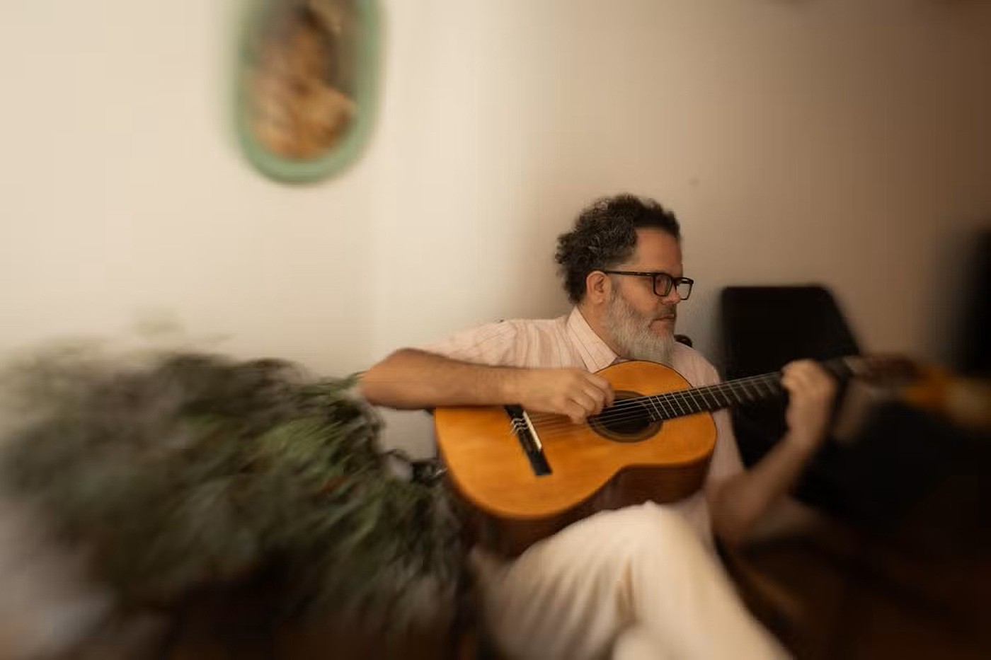 Romulo Fróes arrasta dores na marcha lenta de ‘Boneca russa’, álbum sobre o renascer das cinzas após a folia do amor