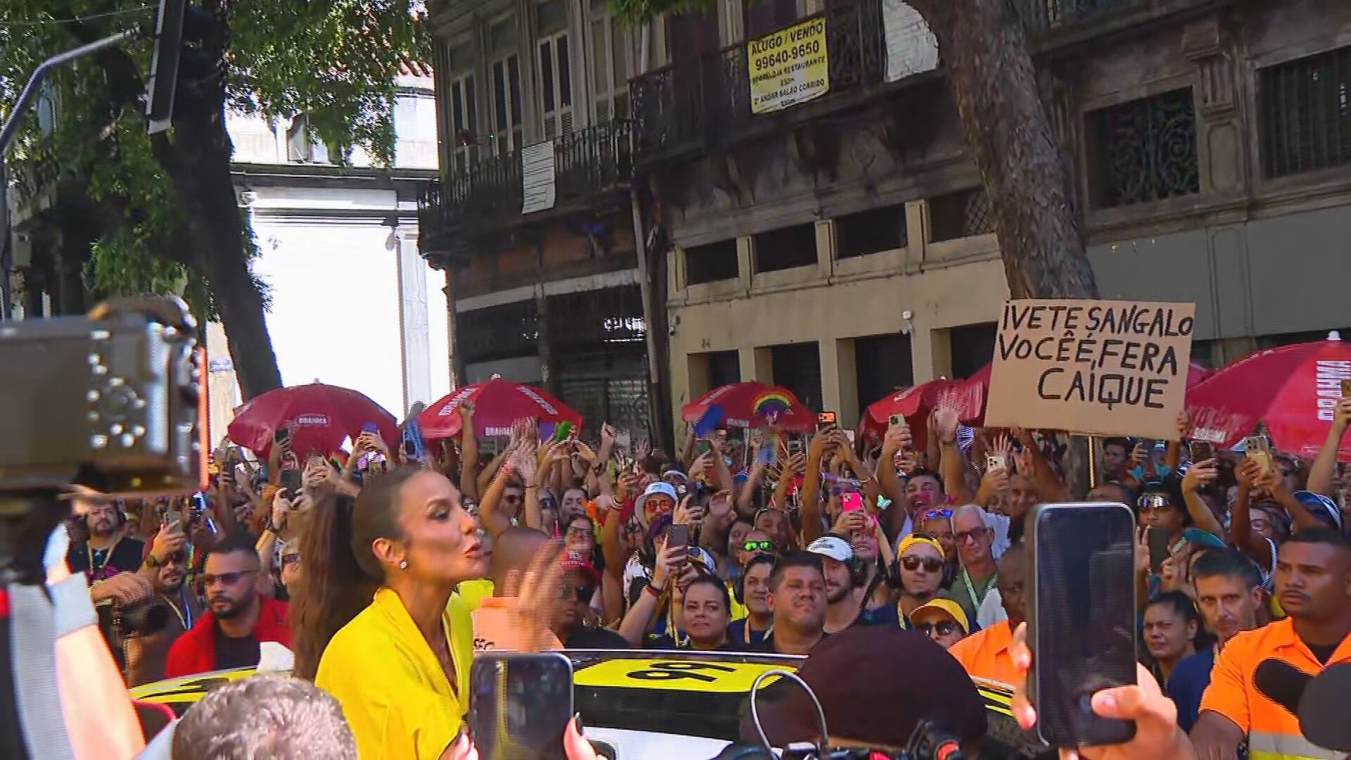 Ivete Sangalo puxa trio elétrico no carnaval de rua do Rio pela primeira vez