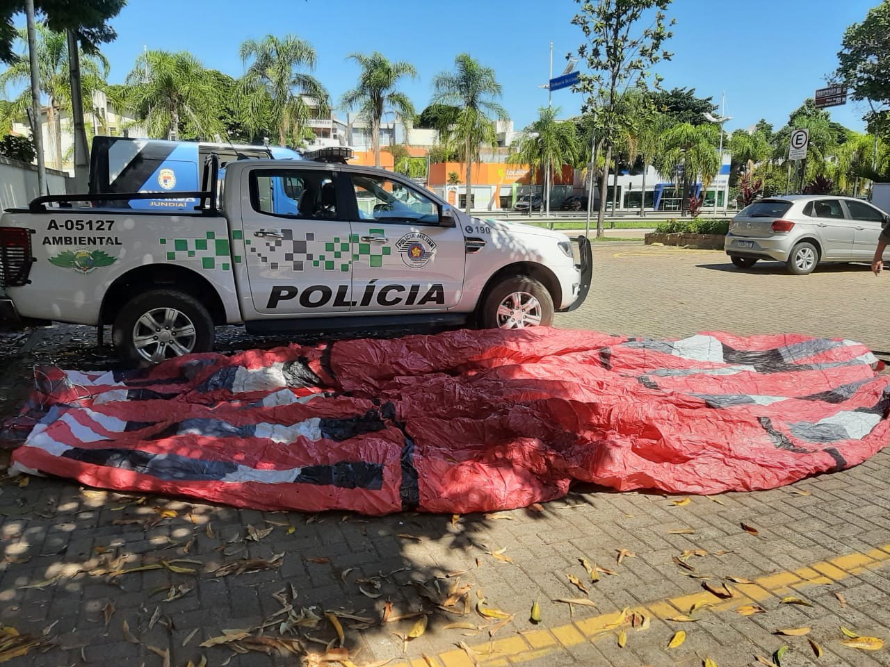 Polícia Ambiental apreende balão com 10 metros de comprimento em Jundiaí