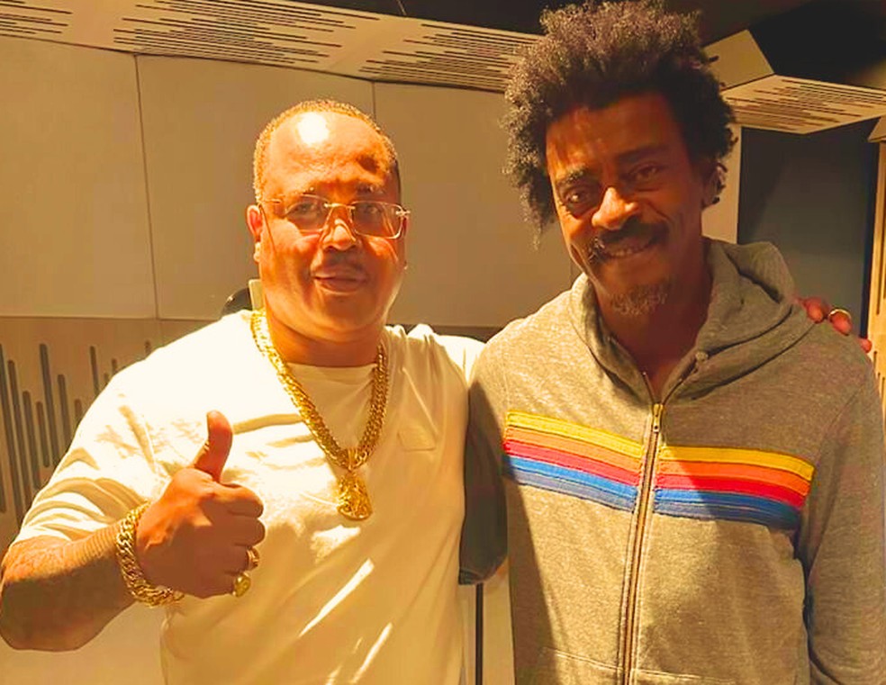 Rapper Afro-X vai do funk ao ijexá no álbum 'A rua é o palco