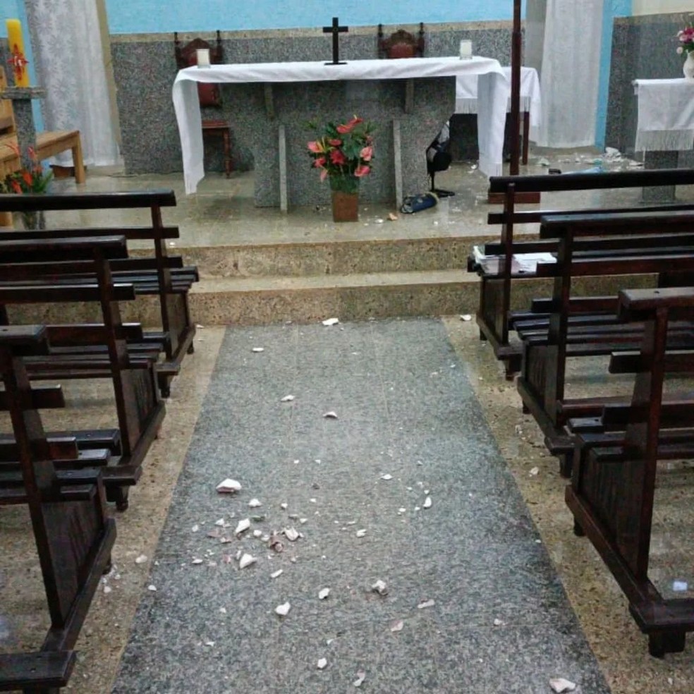 Altar da capela em Castelo com pedaços das santas espalhados pelo chão — Foto: Reprodução/Redes sociais
