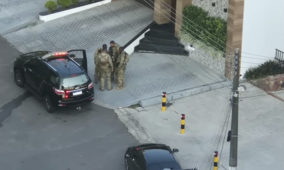 Agentes na casa do ex-secretário, Coronel Vinícius Almeida, em Manaus — Foto: Reprodução/Redes Sociais