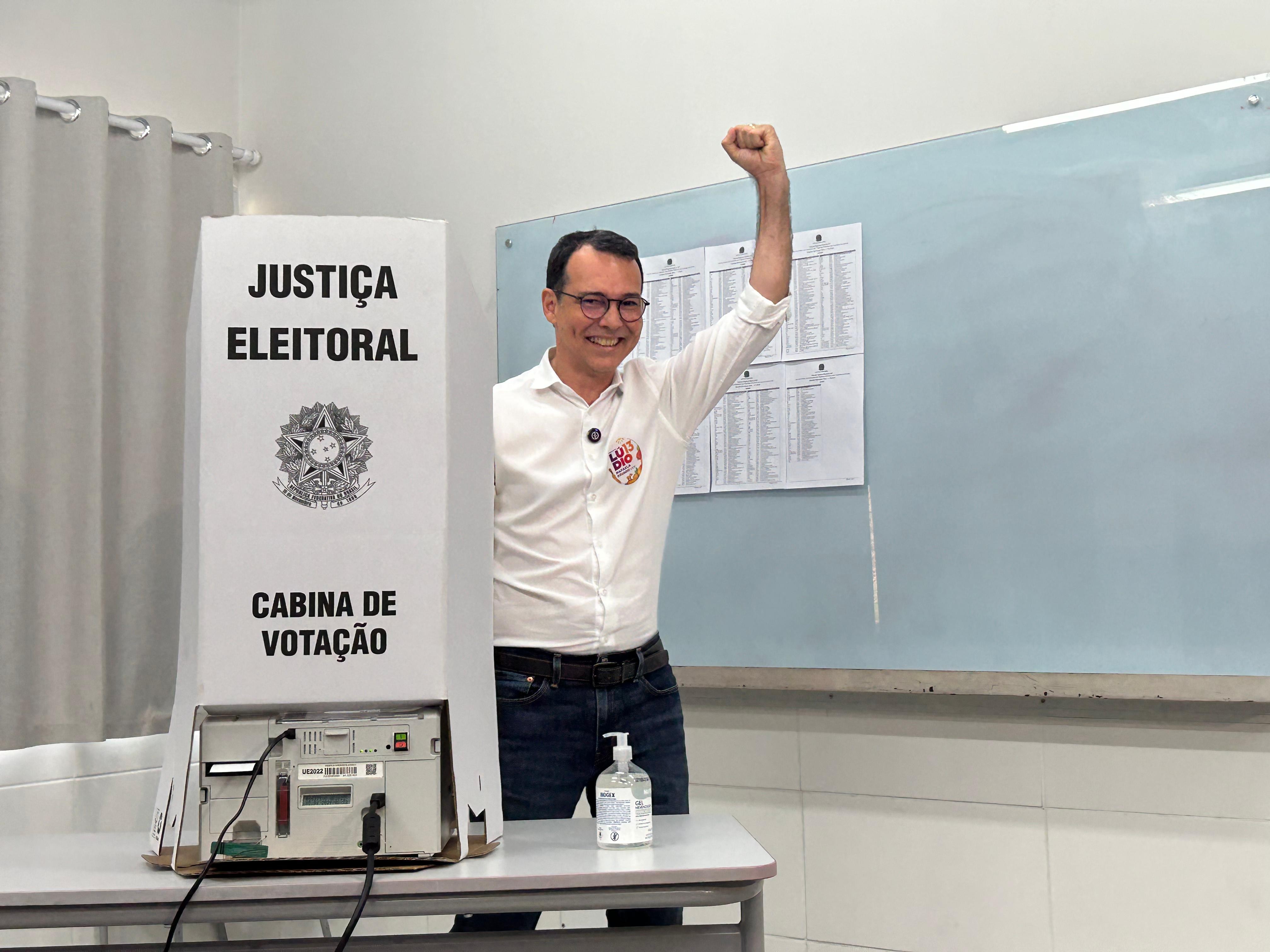 Candidato Lúdio Cabral (PT) vota em Cuiabá