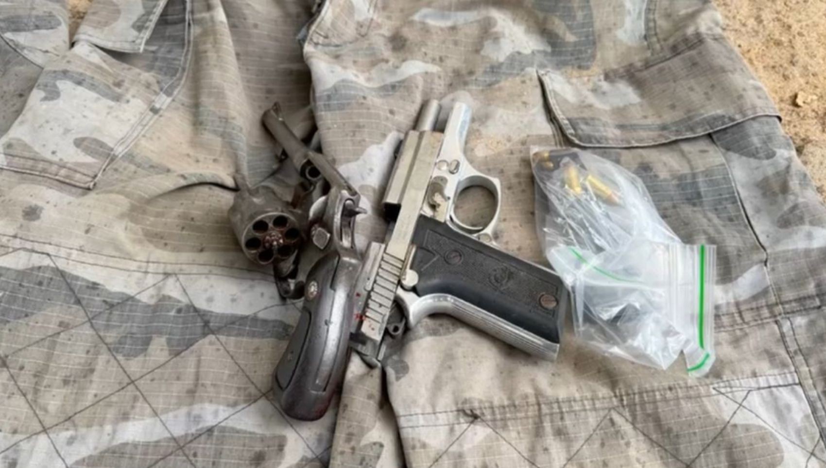 Suspeitos morrem durante operação em que armas e roupas semelhantes a uniformes policiais foram apreendidas em Sergipe