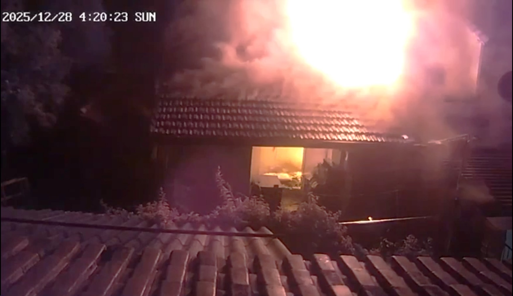 VÍDEO: incêndio em casa deixa um morto em Americana, e caso é investigado