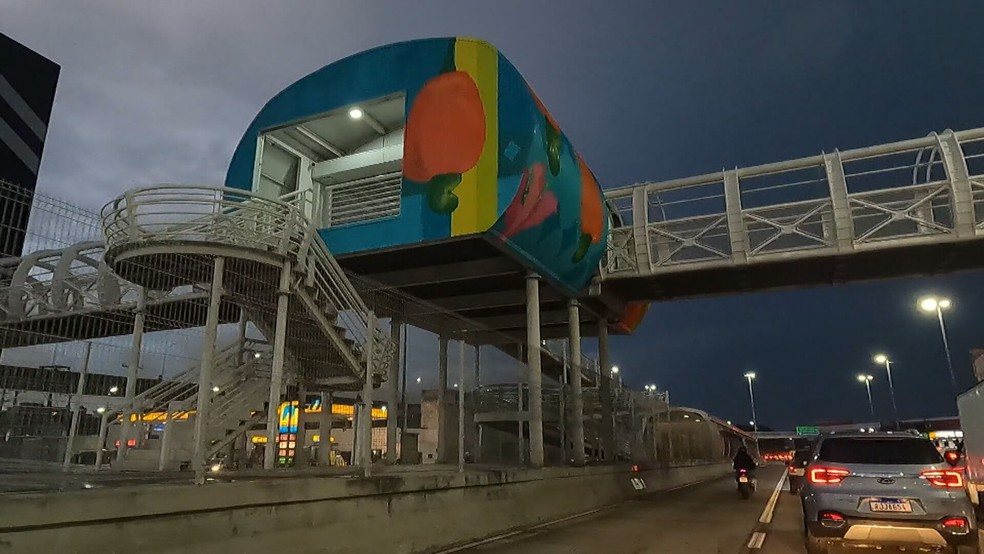 Grafiteiros levam cores a estações de BRT da Avenida Brasil — Foto: Reprodução/TV Globo
