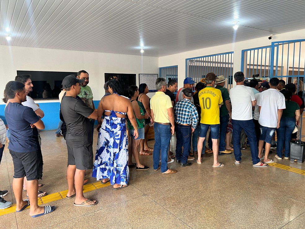Eleitores fazem fila para votação em colégio eleitoral do novo município — Foto: Rhenzo Nogueira