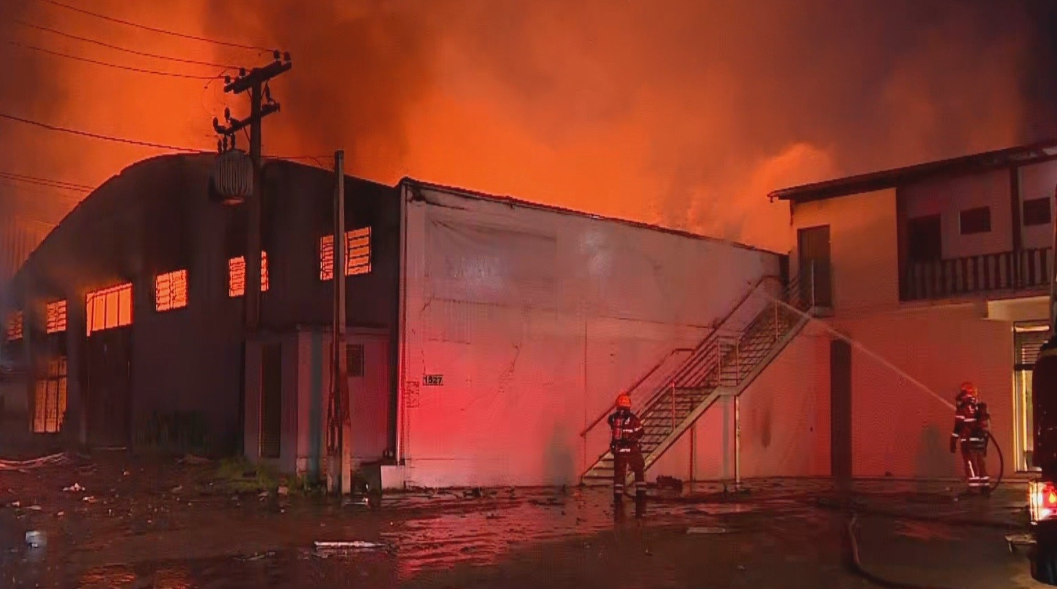 Incêndio destrói empresa de comércio de plástico em São Leopoldo