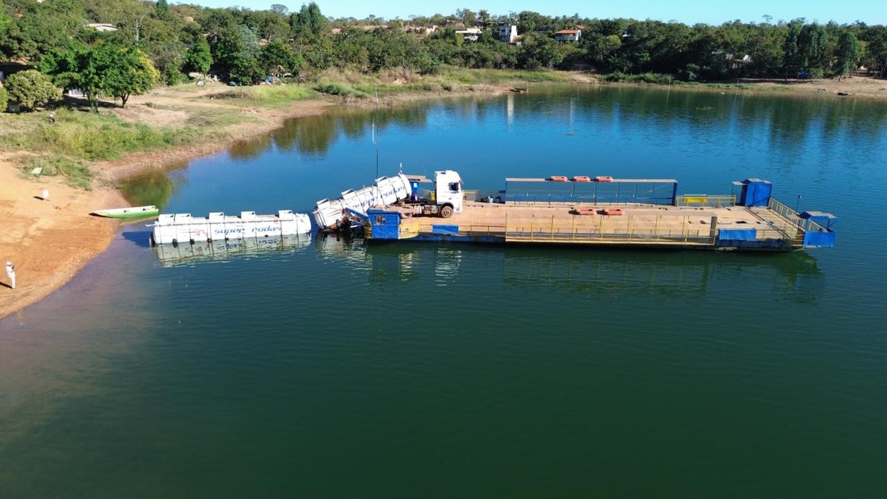 Transferência de 35 mil litros de etanol de carreta que caiu na represa de Três Marias ao sair de balsa é iniciada