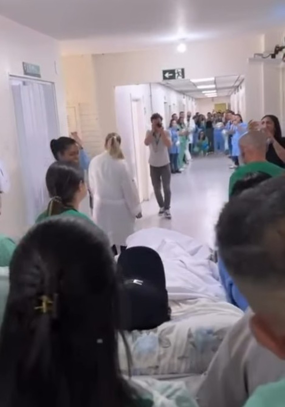Guilherme quando teve alta do hospital sob aplausos — Foto: Arquivo pessoal