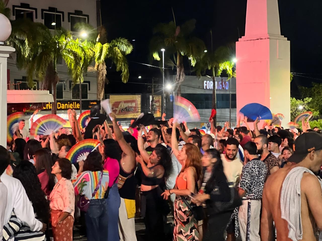 'Levo cada um no meu coração', diz Gaby Amarantos em show da Parada LGBT+ em Rio Branco