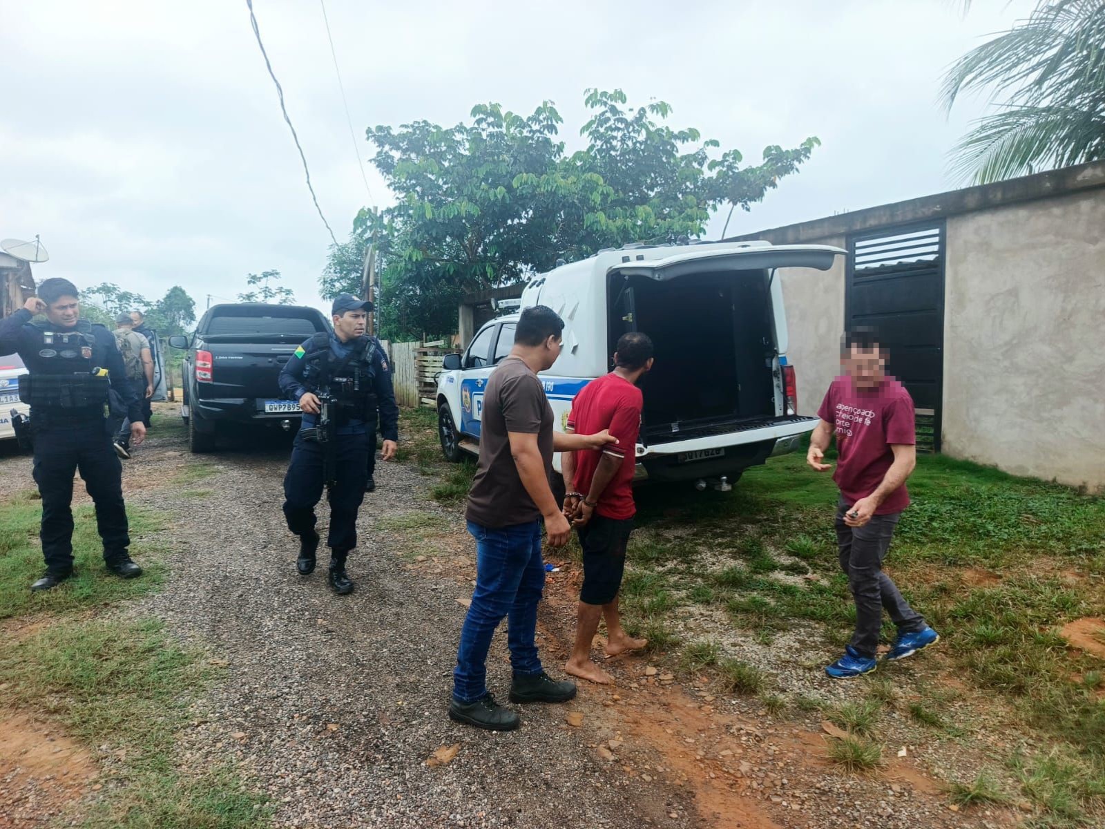 Homem rouba carro, agride vítima, foge da polícia e é pego após cair em buraco no interior do Acre