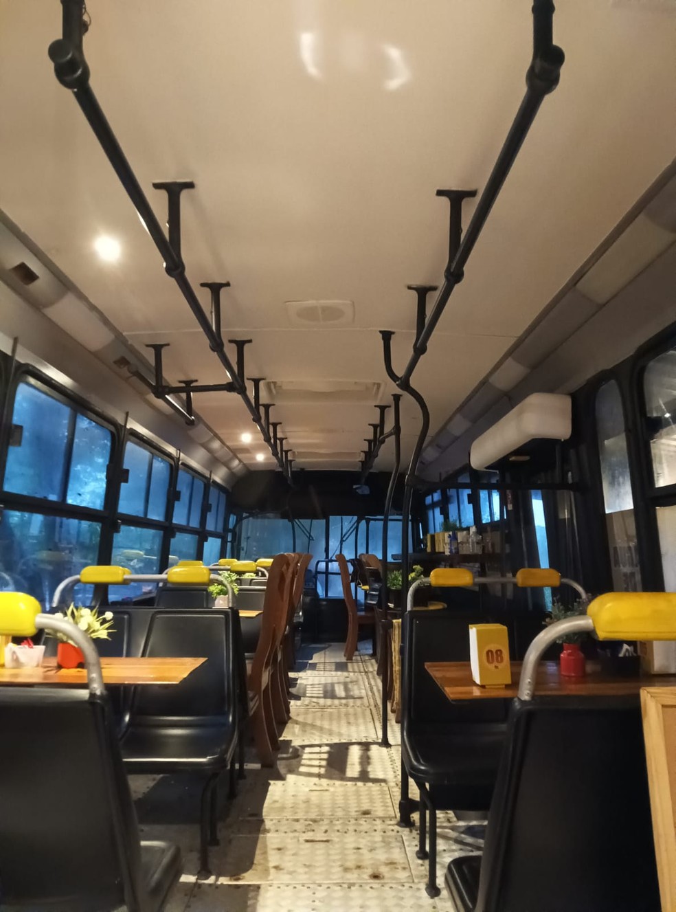 Interior do Bus Caf&eacute; Nelinho &mdash; Foto: Jo&aacute;s Chagas