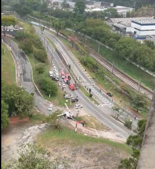 Motociclista em alta velocidade fura blitz e atropela PM na Grande SP; sargento é lançado a 5 metros, bate cabeça no chão e desmaia