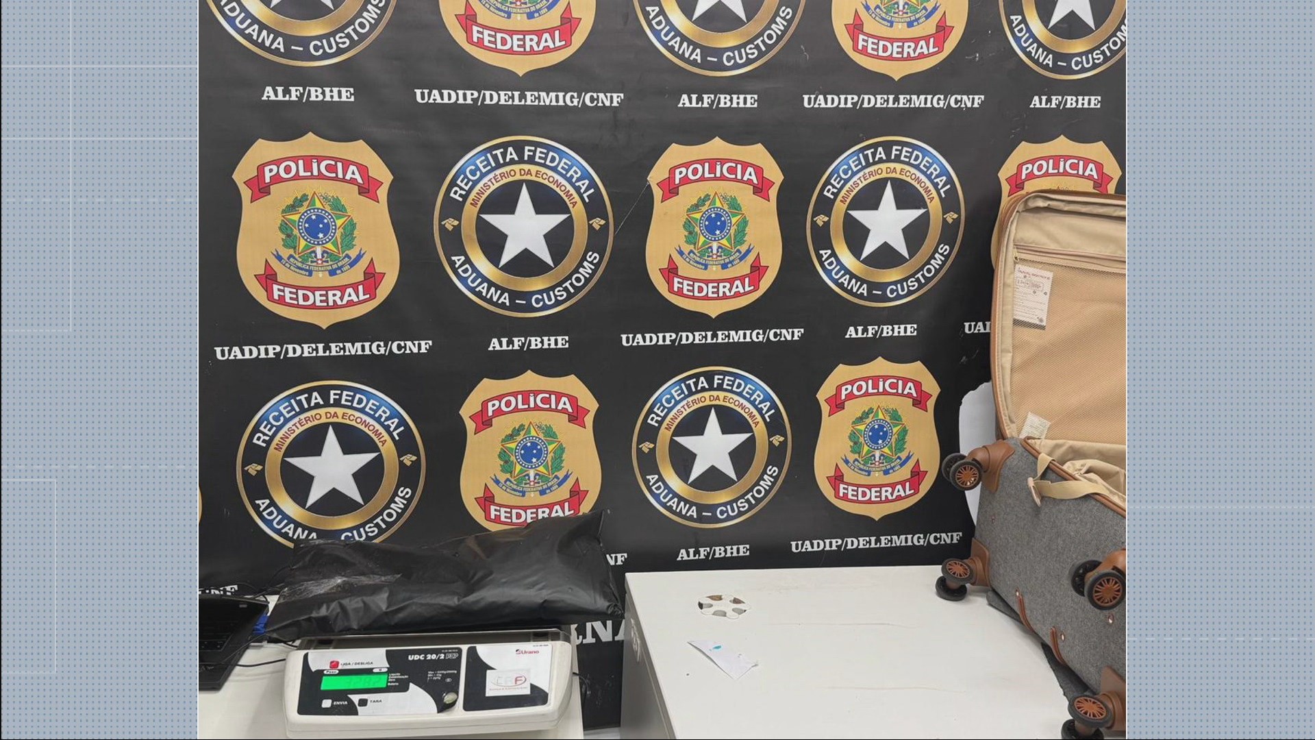 Passageira é presa com 3,5 kg de cocaína em fundo falso de mala no aeroporto em Confins; VÍDEO