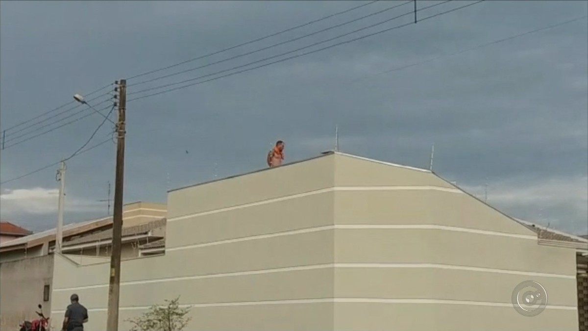 Homem Suspeito De Tráfico De Drogas Sobe Em Telhado De Casa Durante