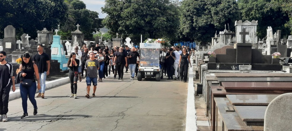 O corpo de Hugo foi sepultado na tarde de sábado (29) no Cemitério de Inhaúma — Foto: Jefferson Monteiro/TV Globo 
