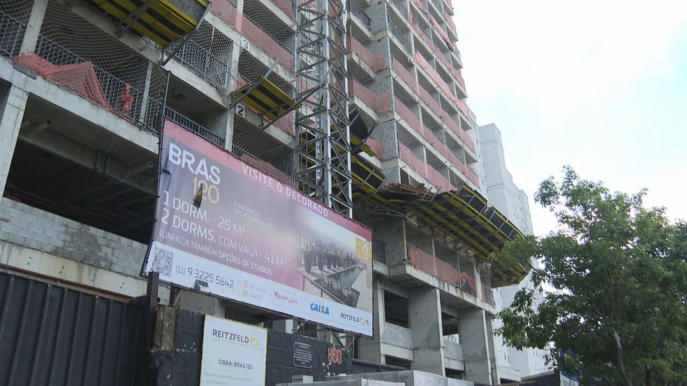 Fachada da obra onde operário morreu na Zona Leste de São Paulo — Foto: Reprodução/TV Globo