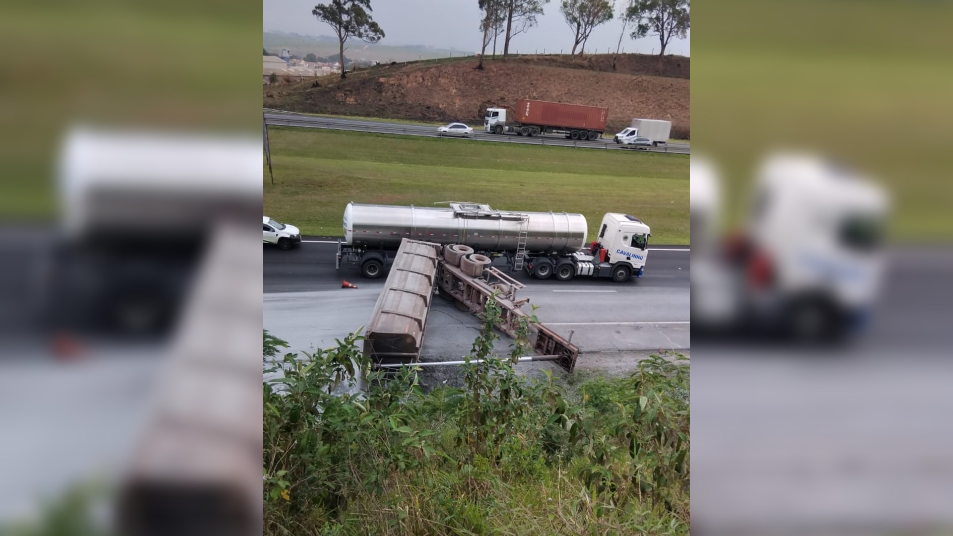 Carreta tomba e provoca congestionamento na Rodovia dos Bandeirantes em Jundiaí