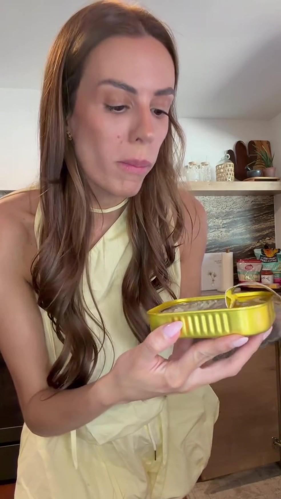 Vídeo de influenciadora mostrando peixe enlatado em embalagem premium viraliza nas redes — Foto: Reprodução/TV Globo