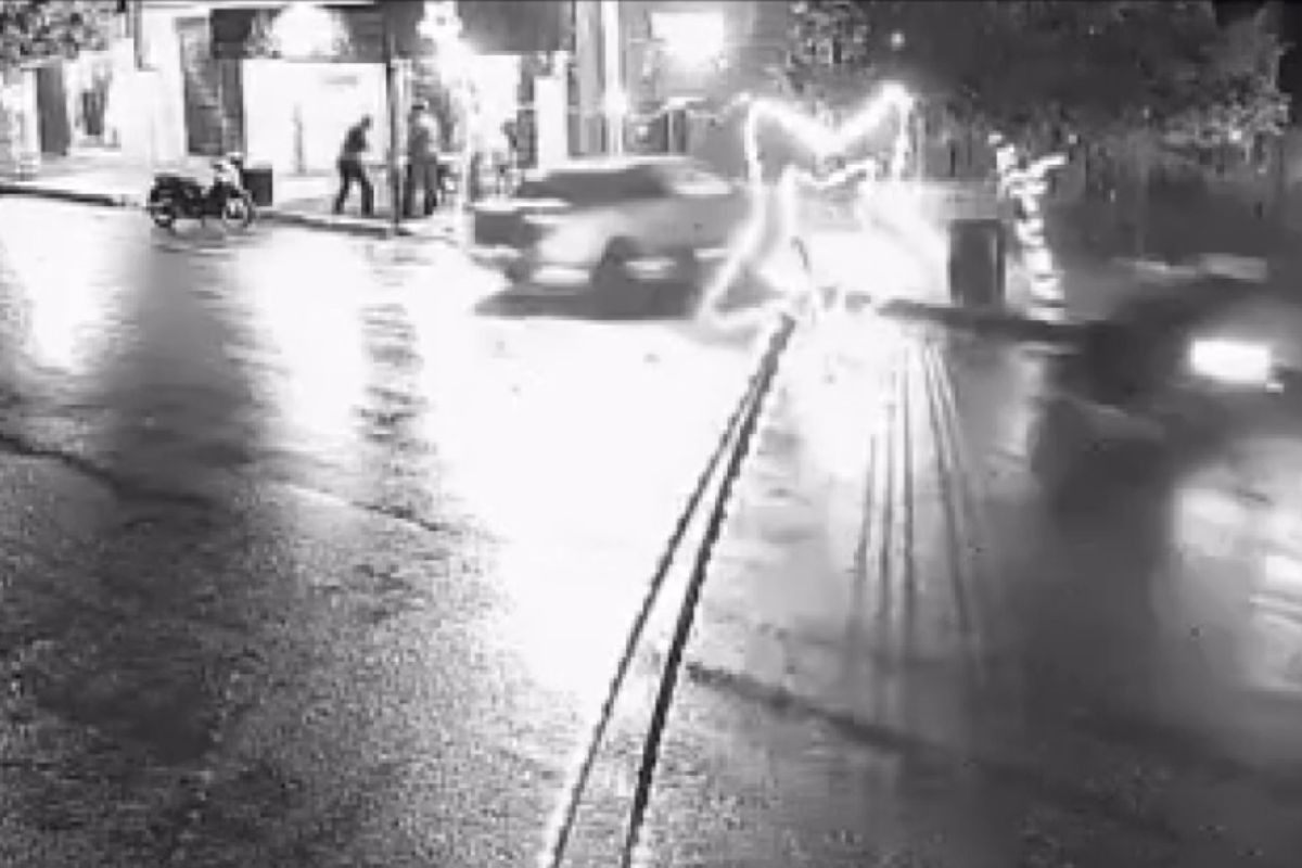 Cliente de lanchonete do PR morre ao ser atropelado na calçada por carro conduzido por motorista bêbado, diz PM