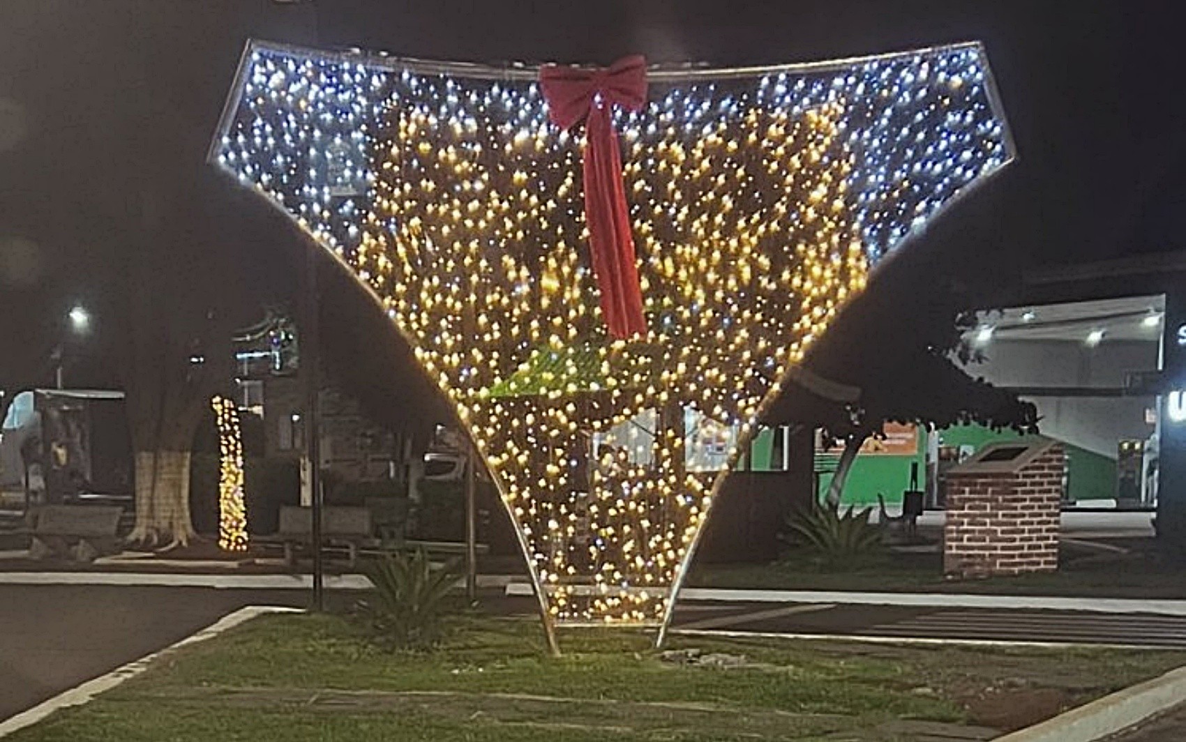 Calcinha gigante iluminada vira decoração de Natal em cidade de MG; entenda