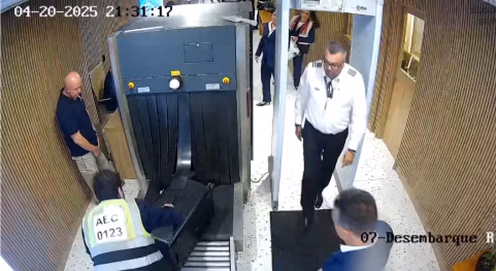Imagens do desembarque do piloto Jos� Jorge de Oliveira Junior no aeroporto S�o Paulo Catarina Aeroporto Executivo Internacional, situado em S�o Roque/SP � Foto: Reprodu��o