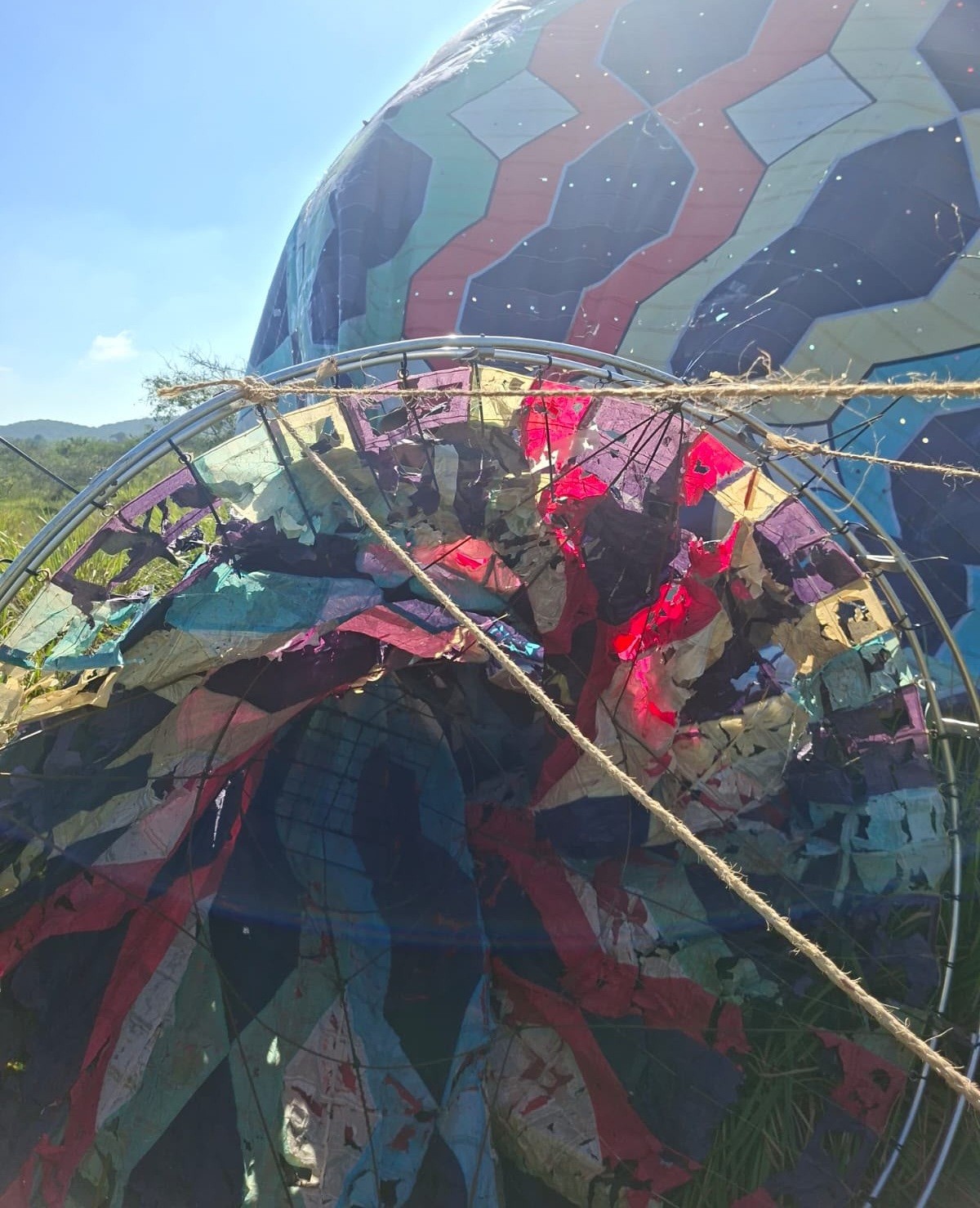 Balão de grande porte cai em área de mata em Búzios