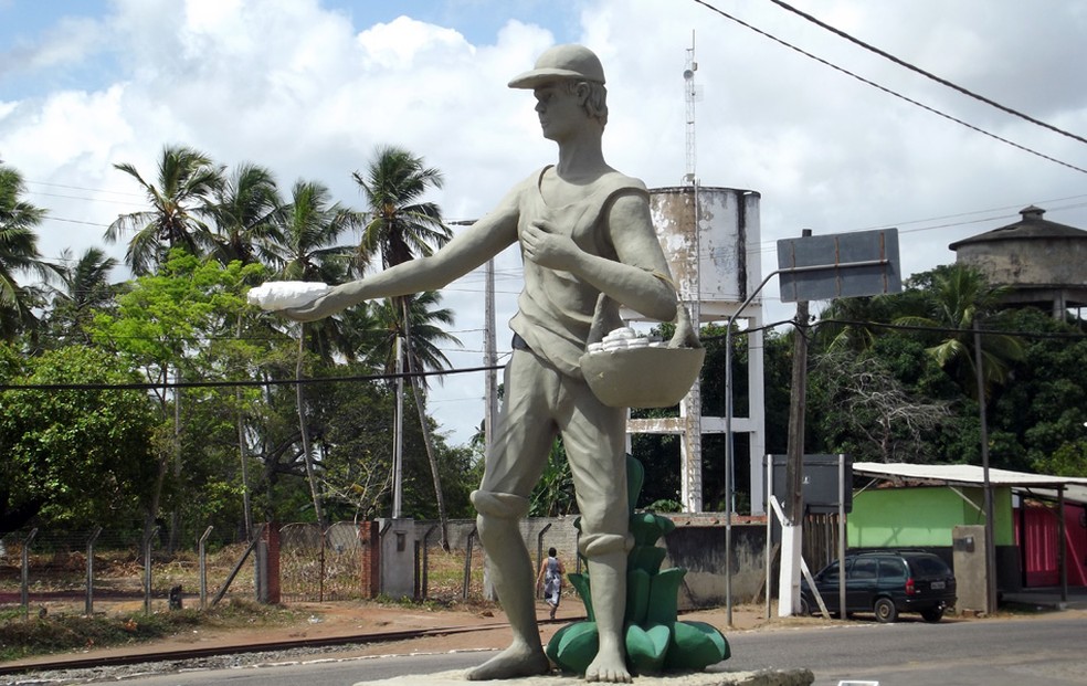 Est&aacute;tua do "Menino do Grude" homenageia a tradi&ccedil;&atilde;o da culin&aacute;ria de Extremoz (Arquivo) &mdash; Foto: Jocaff Souza/G1