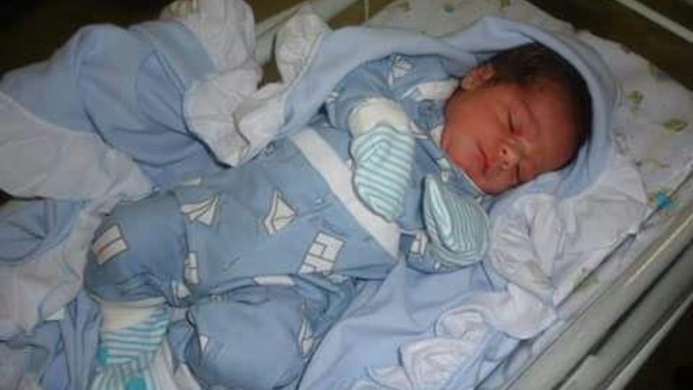 Mãe do Gabriel contou que, quando o filho nasceu, os sinais da doença não eram perceptíveis. — Foto: Arquivo pessoal