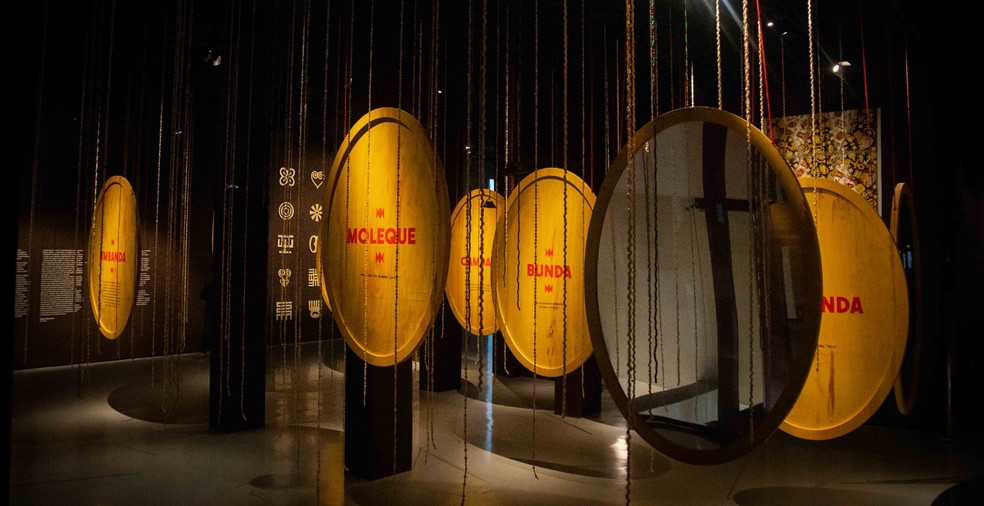 Exposição do Museu da Língua Portuguesa, em São Paulo, trata exatamente da influência de línguas africanas no português brasileiro — Foto: Divulgação