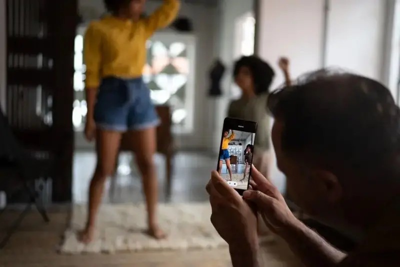 Adultização: por que pular etapas e transformar crianças em pequenos adultos não é saudável