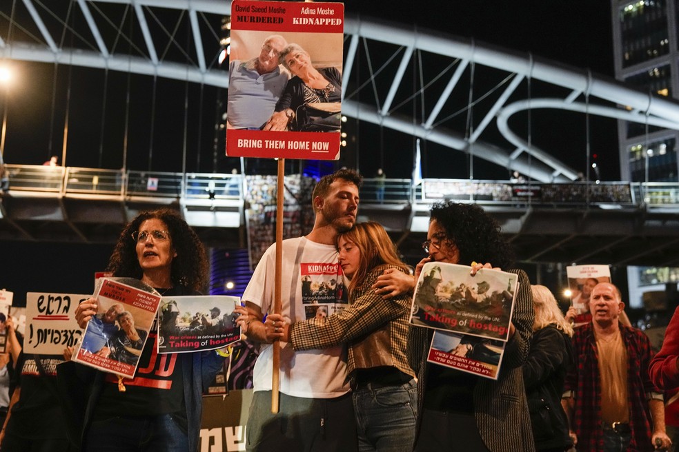 Protesto em Tel Aviv, nesta terça-feira (21) pela libertação de reféns do Hamas. — Foto: Ariel Schalit/AP