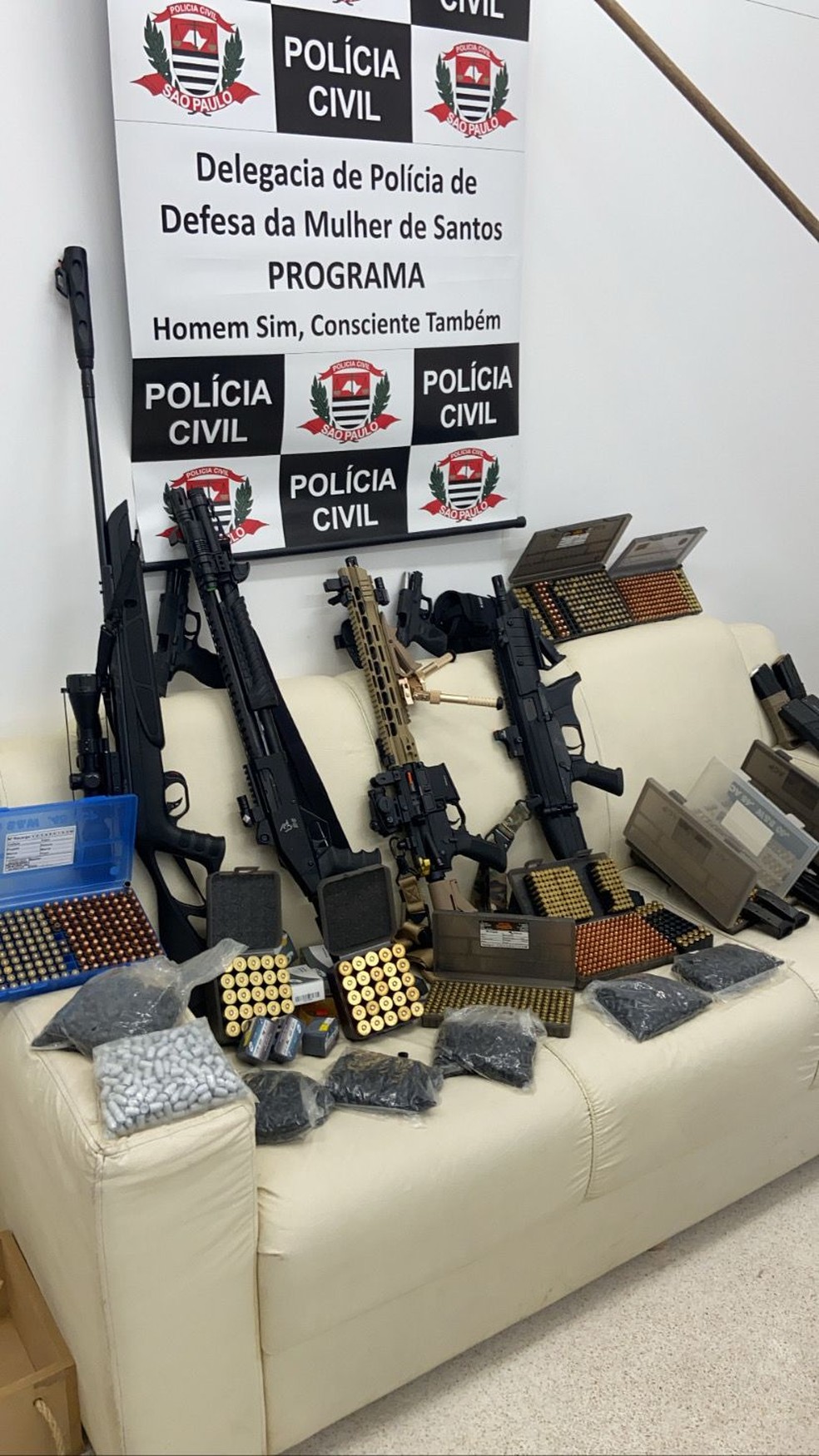 Ex-candidato a vereador do Santos é investigado por violência doméstica contra a mulher, e policiais encontram arsenal de armamentos grossos na casa dele — Foto: Polícia Civil/Divulgação