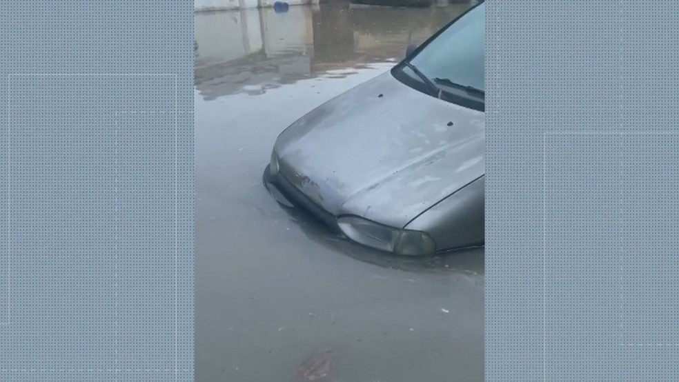 Carro ficou debaixo d'água — Foto: Reprodução/TV Globo