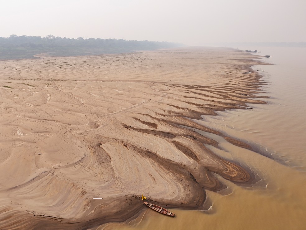 Vista de drone mostra bancos de areia devido &agrave; pior seca da hist&oacute;ria que afeta o rio Madeira em Humait&aacute; (AM), em 4 de setembro de 2024. &mdash; Foto: Bruno Kelly/Reuters