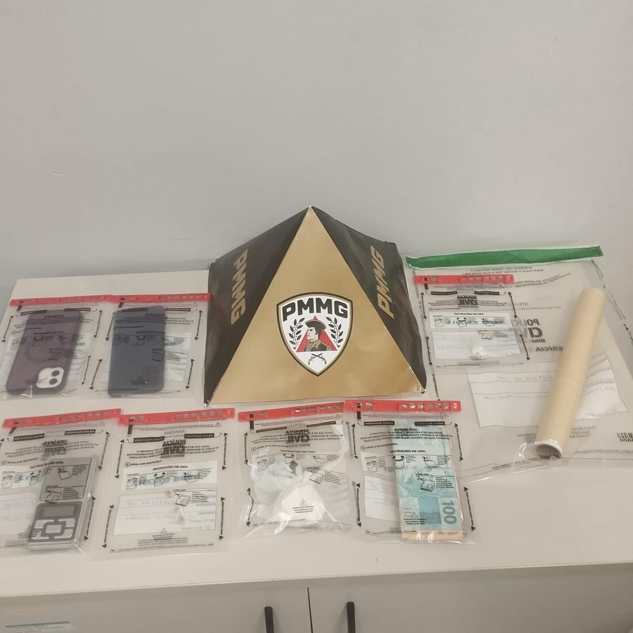 Ao perceber a presença da PM, jovem pede para ser algemado e confessa ter drogas em casa em Governador Valadares