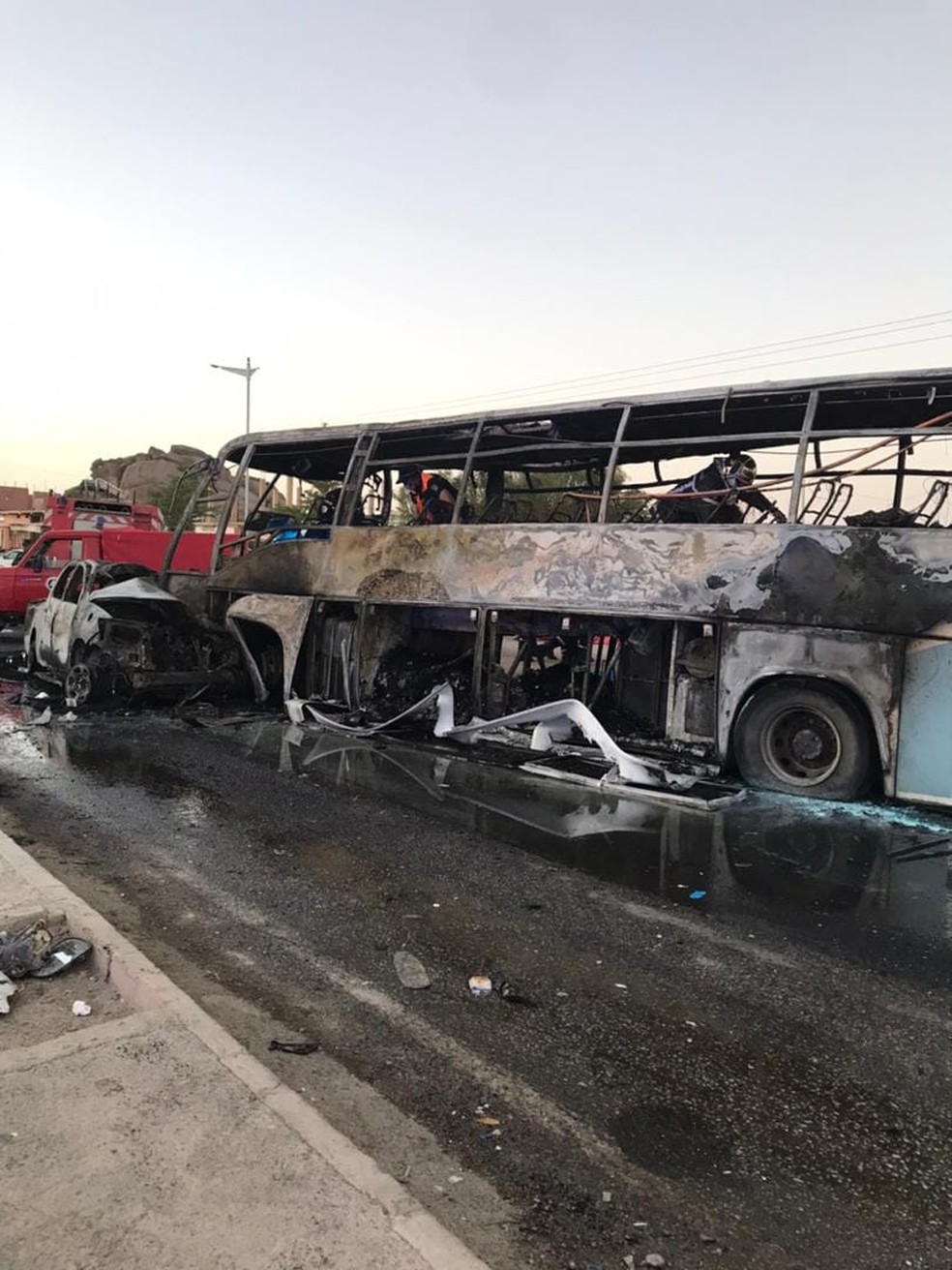 Colisão entre ônibus e carro na Argélia causa incêndio e mortes — Foto: Reprodução/Segurança Civil da Argélia