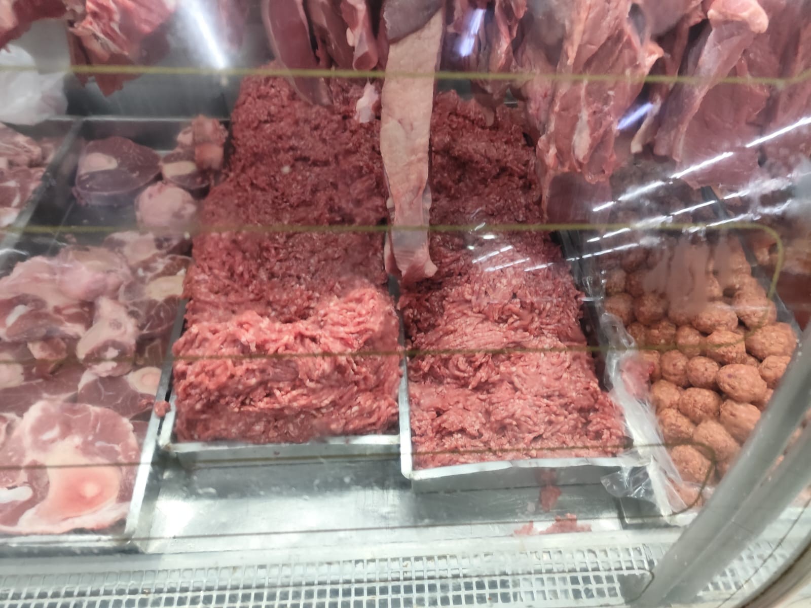 Vigilância Sanitária notifica comércios após denúncia de manejo incorreto de carne em Avaré