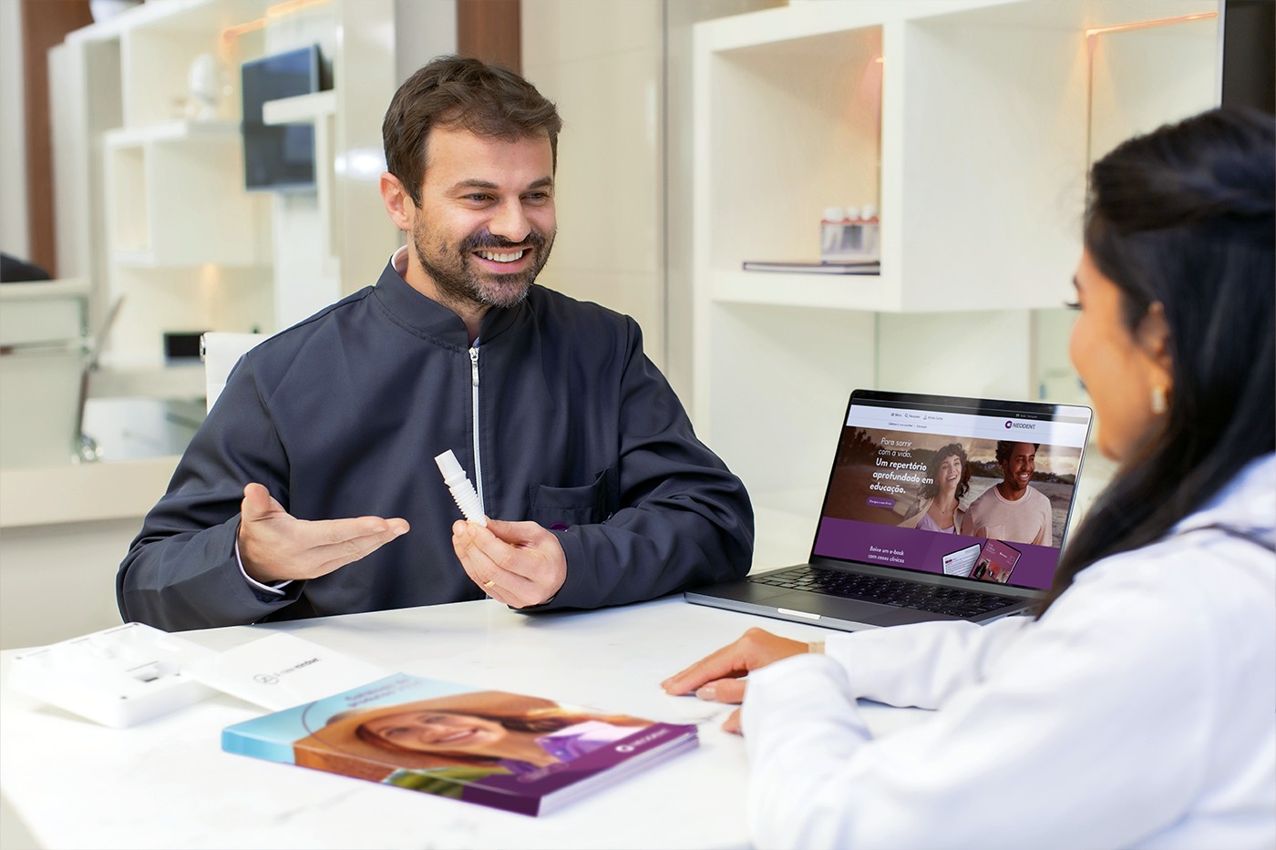 Você ainda usa dentadura? Saiba por que o implante compensa 