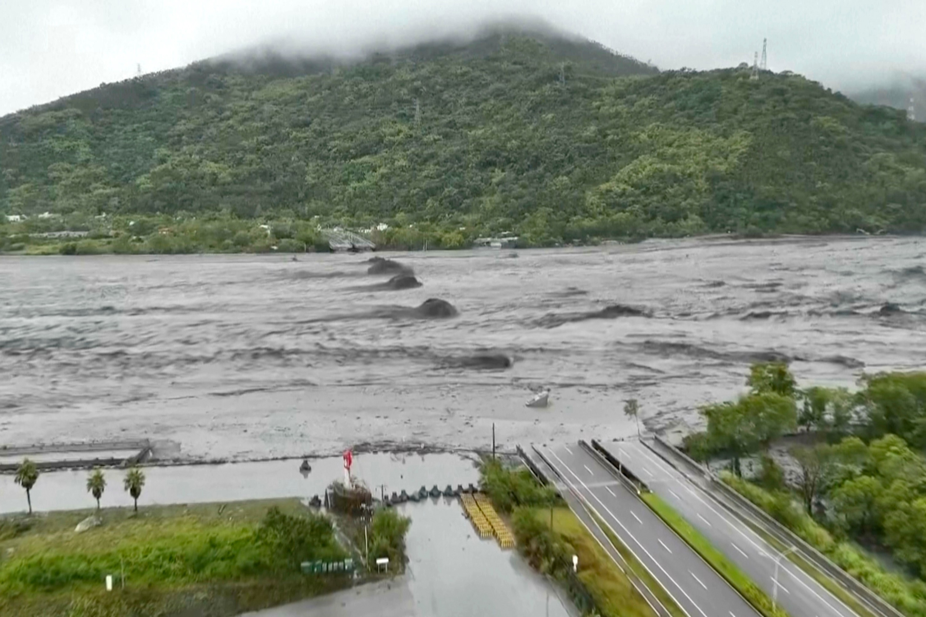 Rompimento de lago após tufão destrói ponte e causa enchente em Taiwan; 14 morreram e 124 estão desaparecidos