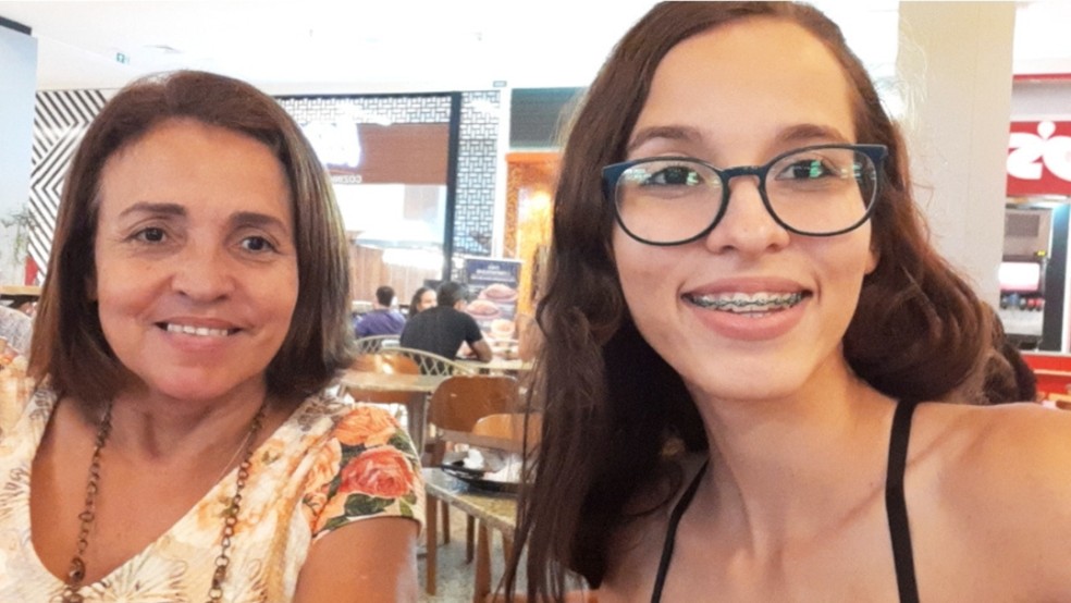 Ana de Jesus e a filha, Luana, durante visita a um shopping em Cuiabá; na ocasião, as duas aproveitaram para ir ao cinema. — Foto: Reprodução