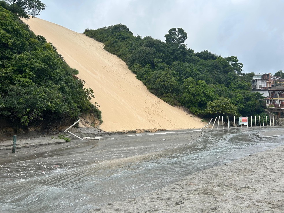 Cerca no entorno do Morro do Careca caiu nesta quarta-feira (18) — Foto: Stephany Souza/Inter TV Cabugi