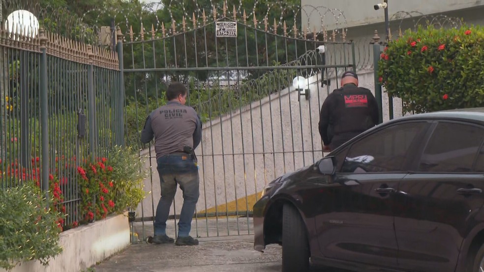 Policiais e promotores na casa de Juninho Chupeta — Foto: Reprodução/TV Globo
