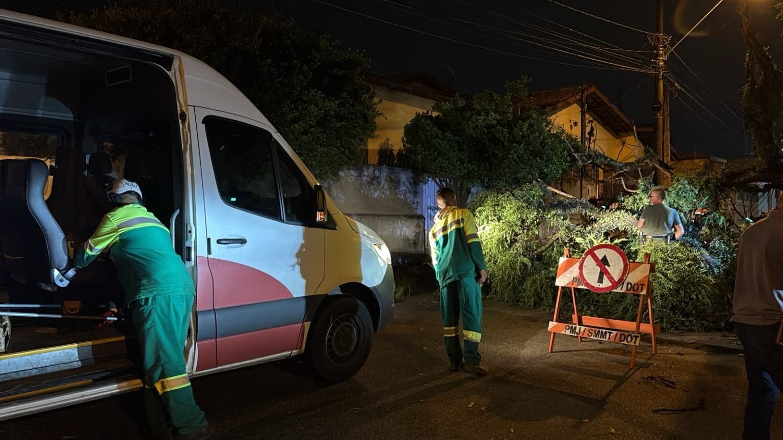 Chuva forte com ventos de até 44 km/h derruba árvores e interdita avenida em Jundiaí