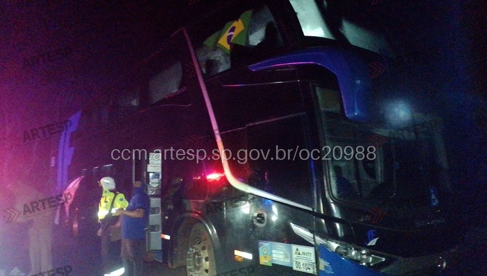 2 de 3
Ônibus com 51 ocupantes se envolveu no acidente com a carreta em Dois Córregos — Foto: CCM Artesp / Divulgação