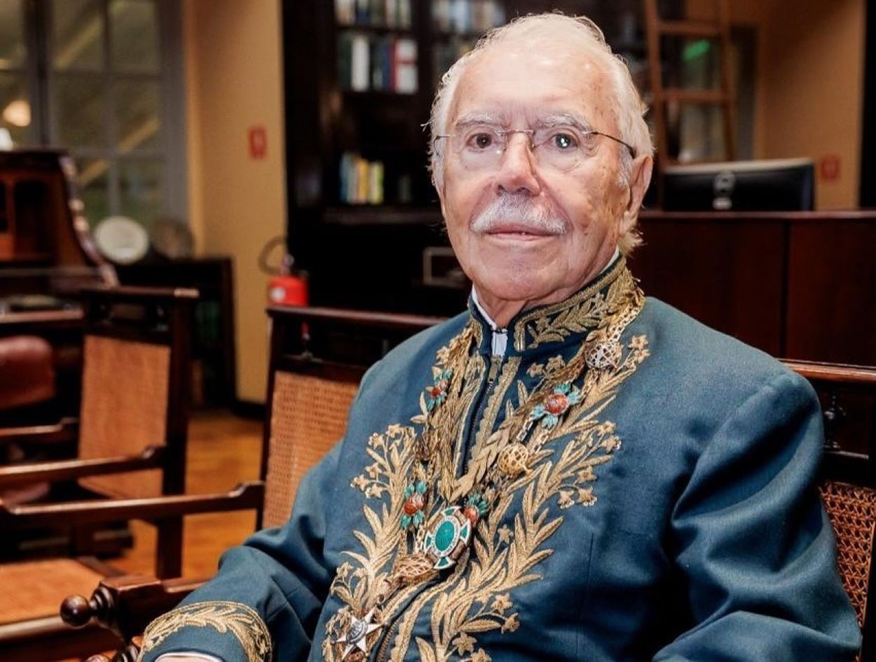 José Sarney apresenta evolução clínica favorável durante tratamento de pneumonia, diz hospital