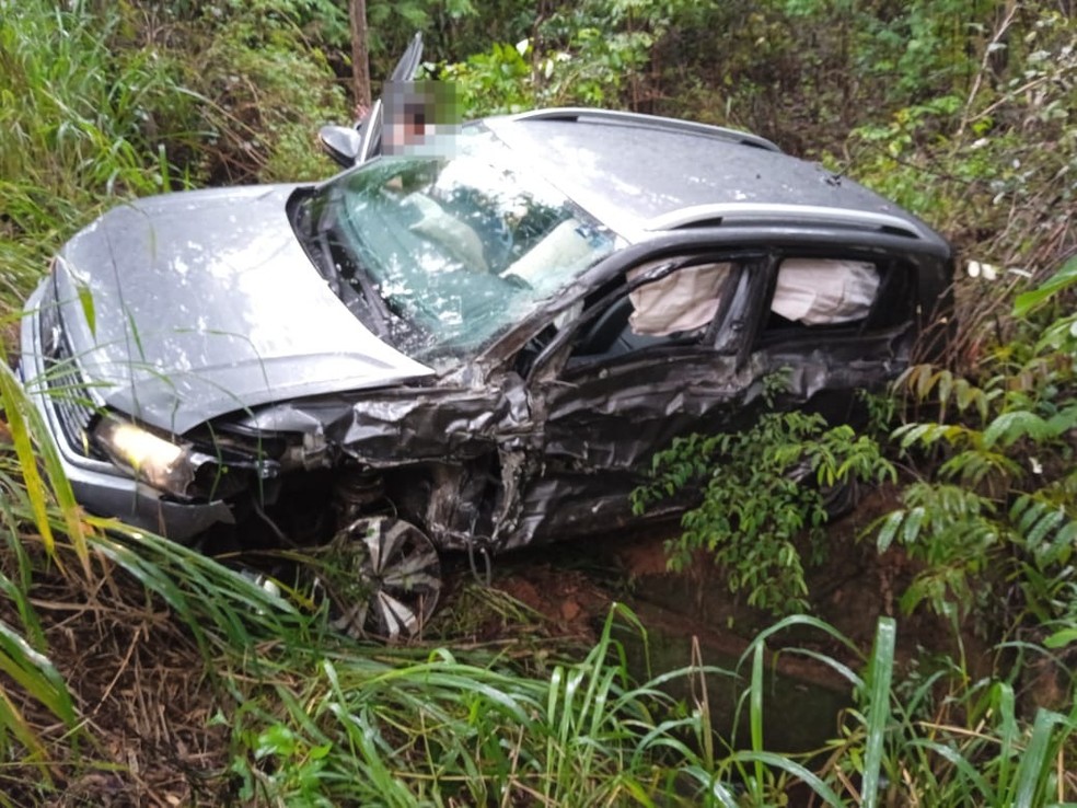 Carro cai em ribanceira de aproximadamente quatro metros  — Foto: Triunfo Concebra/Divulgação